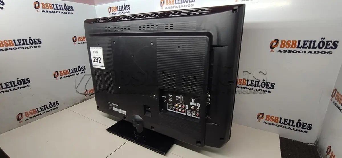LOTE 292 - 01 TV 32’’ PANASONIC. (NO ESTADO) ATENÇÃO! FAZER A VISITAÇÃO ANTES DE ARREMATAR, NÃO SABEMOS SE FUNCIONA, LEILÃO NÃO TEM GARANTIA E NEM DEVOLUÇÃO, SUJEITO A POSSÍVEIS AVARIAS VISÍVEIS/OCULTAS E/OU AUSÊNCIA DE COMPONENTES.