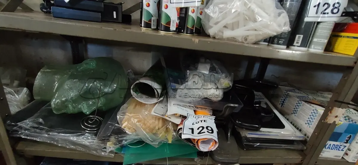 LOTE 129 - 01 LOTE COM 03 FURADORES DE PAPEL E MATERIAIS DIVERSOS PARA ESCRITÓRIO. (NO ESTADO) ATENÇÃO! FAZER A VISITAÇÃO ANTES DE ARREMATAR, NÃO SABEMOS SE FUNCIONA, LEILÃO NÃO TEM GARANTIA E NEM DEVOLUÇÃO, SUJEITO A POSSÍVEIS AVARIAS VISÍVEIS/OCULTAS E/OU AUSÊNCIA DE COMPONENTES.