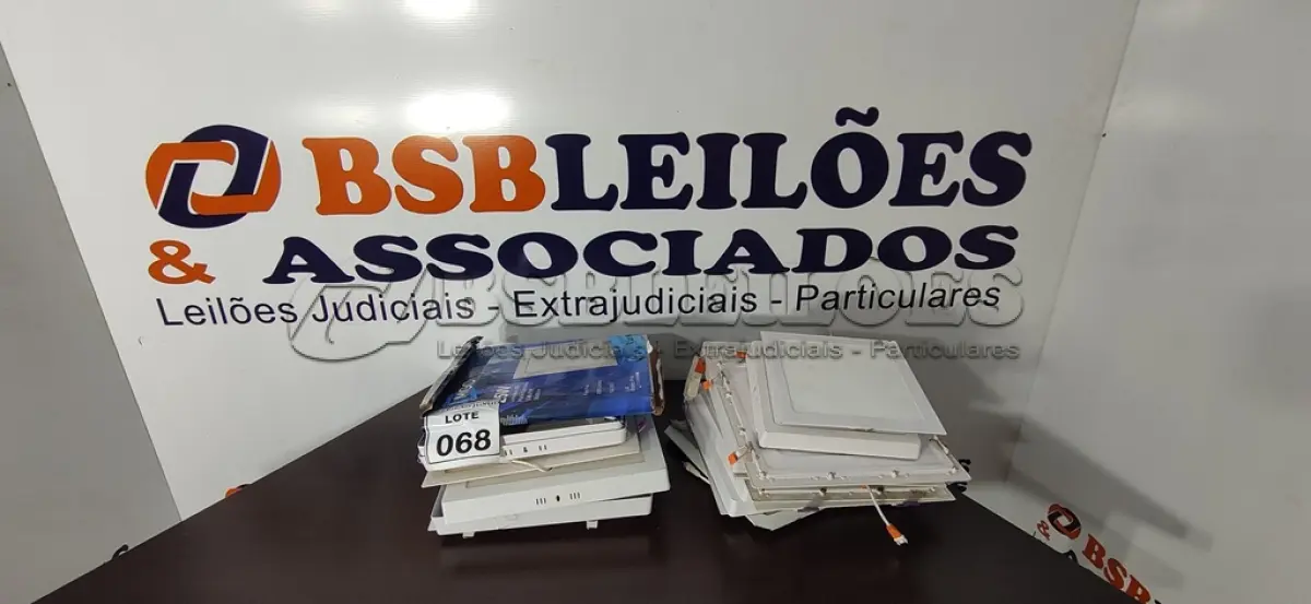 LOTE 068 - 01 LOTE COM VÁRIAS LUMINÁRIAS PAINEL DE LED TAMANHOS E MODELOS DIVERSOS. (NO ESTADO) ATENÇÃO! FAZER A VISITAÇÃO ANTES DE ARREMATAR, NÃO SABEMOS SE FUNCIONA, LEILÃO NÃO TEM GARANTIA E NEM DEVOLUÇÃO, SUJEITO A POSSÍVEIS AVARIAS VISÍVEIS/OCULTAS E/OU AUSÊNCIA DE COMPONENTES.