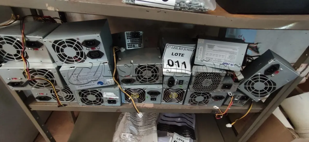 LOTE 011 - 01 LOTE COM GRANDE QUANTIDADE DE FONTES PARA PC DIVERSOS MODELOS. (NO ESTADO) ATENÇÃO! FAZER A VISITAÇÃO ANTES DE ARREMATAR, NÃO SABEMOS SE FUNCIONA, LEILÃO NÃO TEM GARANTIA E NEM DEVOLUÇÃO, SUJEITO A POSSÍVEIS AVARIAS VISÍVEIS/OCULTAS E/OU AUSÊNCIA DE COMPONENTES.