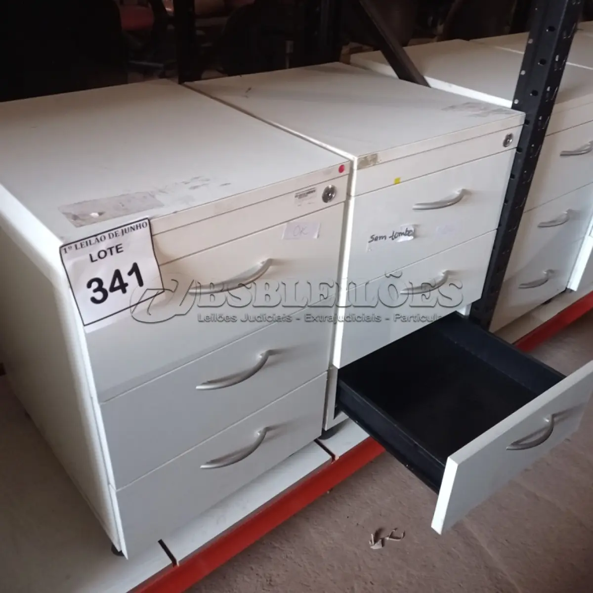 LOTE 341 - 02 GAVETEIROS COM 03 GAVETAS CADA. (NO ESTADO) ATENÇÃO! FAZER A VISITAÇÃO ANTES DE ARREMATAR, NÃO SABEMOS SE FUNCIONA. LEILÃO NÃO TEM GARANTIA E NEM DEVOLUÇÃO, SUJEITO A POSSÍVEIS AVARIAS VISÍVEIS/OCULTAS E/OU AUSÊNCIA DE COMPONENTES.