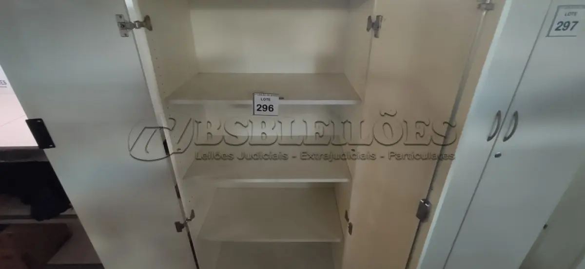 LOTE 296 - 01 ARMÁRIO ALTO PRA ESCRITÓRIO COM 2 PORTAS E 3 COMPARTIMENTOS. (NO ESTADO) ATENÇÃO! FAZER A VISITAÇÃO ANTES DE ARREMATAR, NÃO SABEMOS SE FUNCIONA, LEILÃO NÃO TEM GARANTIA E NEM DEVOLUÇÃO, SUJEITO A POSSÍVEIS AVARIAS VISÍVEIS/OCULTAS E/OU AUSÊNCIA DE COMPONENTES.