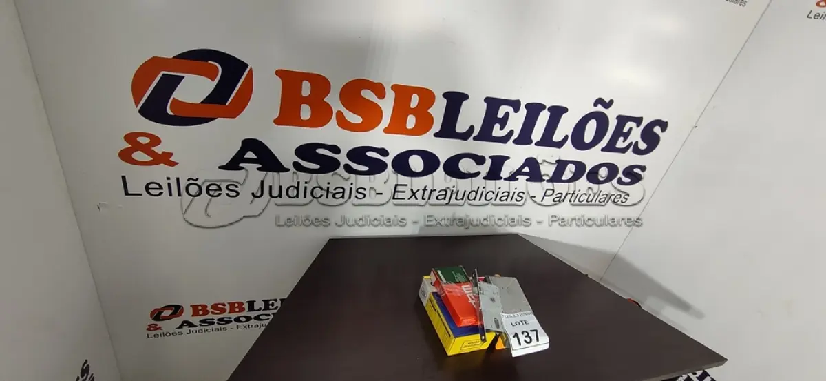 LOTE 137 - 05 FECHADURAS DIVERSAS. (NO ESTADO) ATENÇÃO! FAZER A VISITAÇÃO ANTES DE ARREMATAR, NÃO SABEMOS SE FUNCIONA, LEILÃO NÃO TEM GARANTIA E NEM DEVOLUÇÃO, SUJEITO A POSSÍVEIS AVARIAS VISÍVEIS/OCULTAS E/OU AUSÊNCIA DE COMPONENTES.
