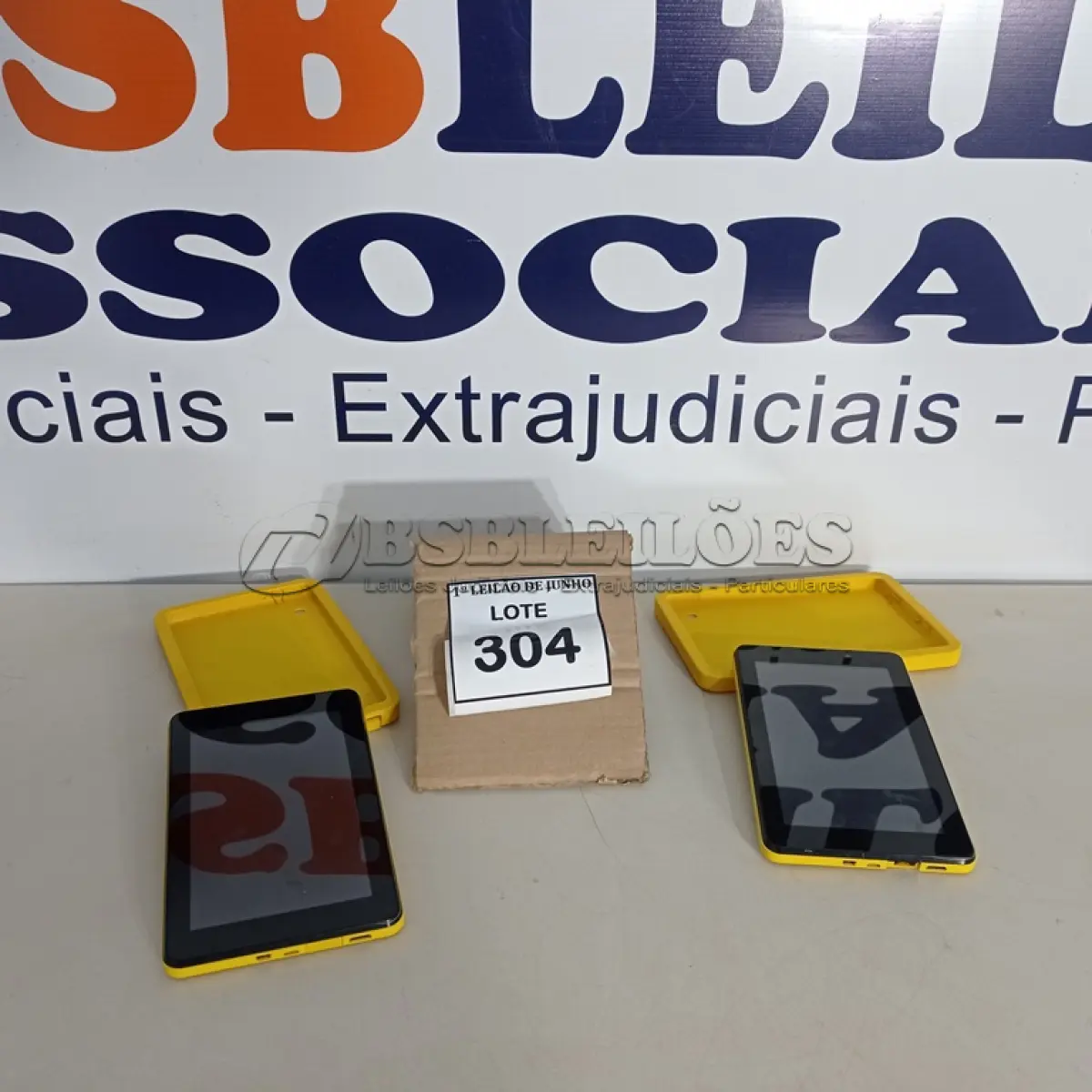 LOTE 304 - 02 TABLETS MARCA CCE. (NO ESTADO) ATENÇÃO! FAZER A VISITAÇÃO ANTES DE ARREMATAR, NÃO SABEMOS SE FUNCIONA, LEILÃO NÃO TEM GARANTIA E NEM DEVOLUÇÃO, SUJEITO A POSSÍVEIS AVARIAS VISÍVEIS/OCULTAS E/OU AUSÊNCIA DE COMPONENTES.