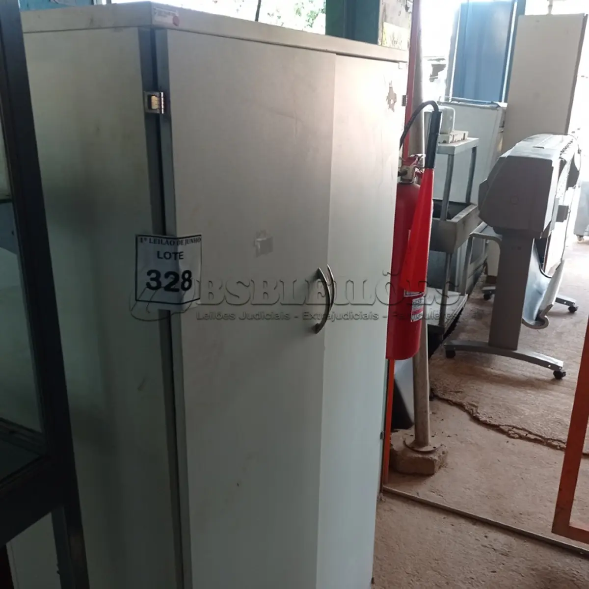 LOTE 328 - 01 ARMÁRIO ALTO PRA ESCRITÓRIO COM 2 PORTAS E 1 COMPARTIMENTO. (NO ESTADO) ATENÇÃO! FAZER A VISITAÇÃO ANTES DE ARREMATAR, NÃO SABEMOS SE FUNCIONA, LEILÃO NÃO TEM GARANTIA E NEM DEVOLUÇÃO, SUJEITO A POSSÍVEIS AVARIAS VISÍVEIS/OCULTAS E/OU AUSÊNCIA DE COMPONENTES.