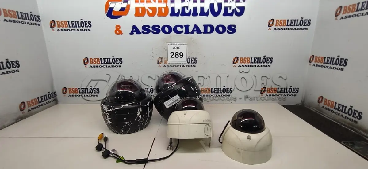 LOTE 289 - 04 CÂMERAS DE SEGURANÇA DOME MARCAS E MODELOS DIVERSOS. (NO ESTADO) ATENÇÃO! FAZER A VISITAÇÃO ANTES DE ARREMATAR, NÃO SABEMOS SE FUNCIONA, LEILÃO NÃO TEM GARANTIA E NEM DEVOLUÇÃO, SUJEITO A POSSÍVEIS AVARIAS VISÍVEIS/OCULTAS E/OU AUSÊNCIA DE COMPONENTES.
