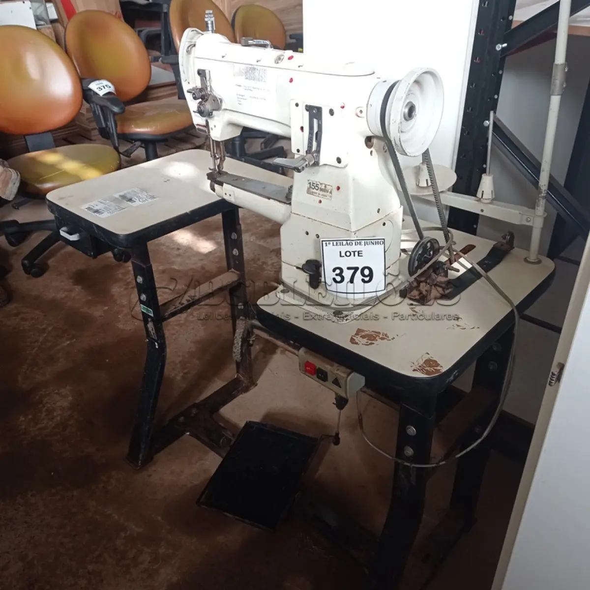 LOTE 379 - 01 MÁQUINA DE COSTURA INDUSTRIAL MARCA SINGER. (NO ESTADO) ATENÇÃO! FAZER A VISITAÇÃO ANTES DE ARREMATAR, NÃO SABEMOS SE FUNCIONA, LEILÃO NÃO TEM GARANTIA E NEM DEVOLUÇÃO, SUJEITO A POSSÍVEIS AVARIAS VISÍVEIS/OCULTAS E/OU AUSÊNCIA DE COMPONENTES.