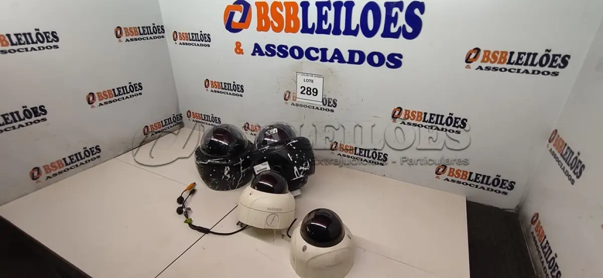 LOTE 289 - 04 CÂMERAS DE SEGURANÇA DOME MARCAS E MODELOS DIVERSOS. (NO ESTADO) ATENÇÃO! FAZER A VISITAÇÃO ANTES DE ARREMATAR, NÃO SABEMOS SE FUNCIONA, LEILÃO NÃO TEM GARANTIA E NEM DEVOLUÇÃO, SUJEITO A POSSÍVEIS AVARIAS VISÍVEIS/OCULTAS E/OU AUSÊNCIA DE COMPONENTES.