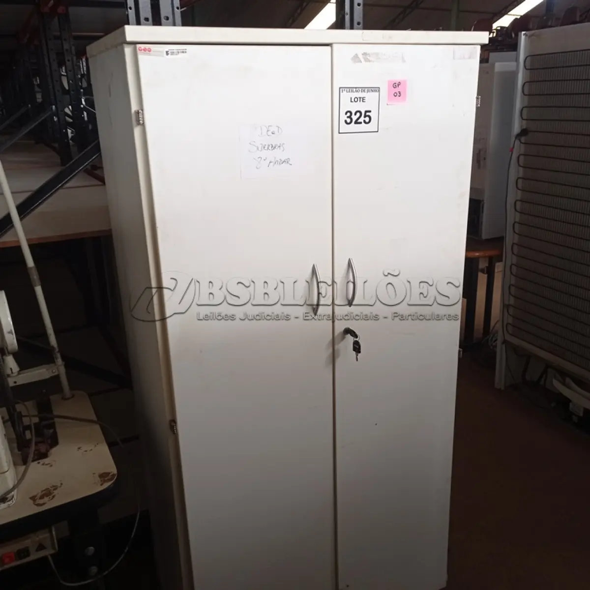 LOTE 325 - 01 ARMÁRIO ALTO PRA ESCRITÓRIO COM 02 PORTAS PARA PASTAS SUSPENSAS. (NO ESTADO) ATENÇÃO! FAZER A VISITAÇÃO ANTES DE ARREMATAR, NÃO SABEMOS SE FUNCIONA, LEILÃO NÃO TEM GARANTIA E NEM DEVOLUÇÃO, SUJEITO A POSSÍVEIS AVARIAS VISÍVEIS/OCULTAS E/OU AUSÊNCIA DE COMPONENTES.