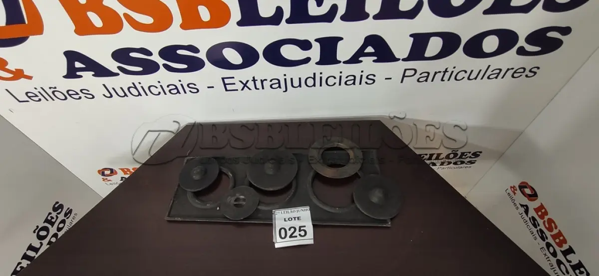 LOTE 025 - 01 CHAPA DE FERRO PRA FOGÃO A LENHA DE 03 FUROS. (NO ESTADO) ATENÇÃO! FAZER A VISITAÇÃO ANTES DE ARREMATAR, NÃO SABEMOS SE FUNCIONA, LEILÃO NÃO TEM GARANTIA E NEM DEVOLUÇÃO, SUJEITO A POSSÍVEIS AVARIAS VISÍVEIS/OCULTAS E/OU AUSÊNCIA DE COMPONENTES.