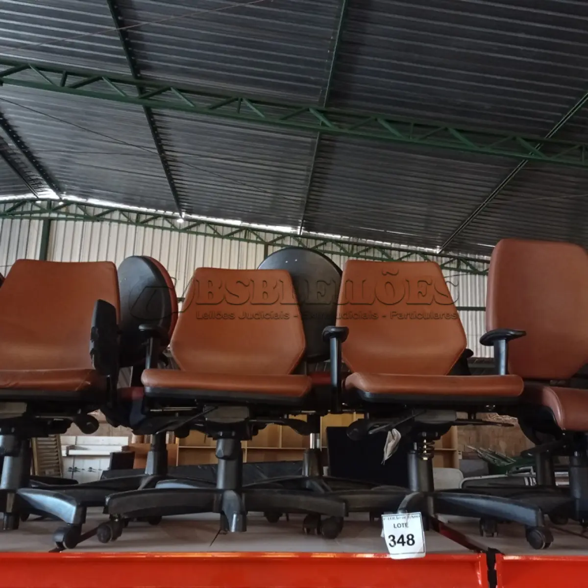 LOTE 348 - 06 CADEIRAS DE ESCRITÓRIO GIRATÓRIAS COM PÉS FIXOS. (NO ESTADO) ATENÇÃO! FAZER A VISITAÇÃO ANTES DE ARREMATAR, NÃO SABEMOS SE FUNCIONA. LEILÃO NÃO TEM GARANTIA E NEM DEVOLUÇÃO, SUJEITO A POSSÍVEIS AVARIAS VISÍVEIS/OCULTAS E/OU AUSÊNCIA DE COMPONENTES.