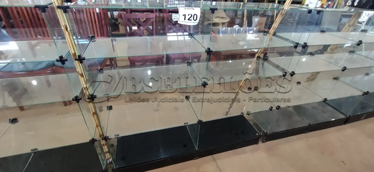 LOTE 120 - 01 VITRINE EXPOSITORA DE VIDRO. (NO ESTADO) ATENÇÃO! FAZER A VISITAÇÃO ANTES DE ARREMATAR, NÃO SABEMOS SE FUNCIONA, LEILÃO NÃO TEM GARANTIA E NEM DEVOLUÇÃO, SUJEITO A POSSÍVEIS AVARIAS VISÍVEIS/OCULTAS E/OU AUSÊNCIA DE COMPONENTES.