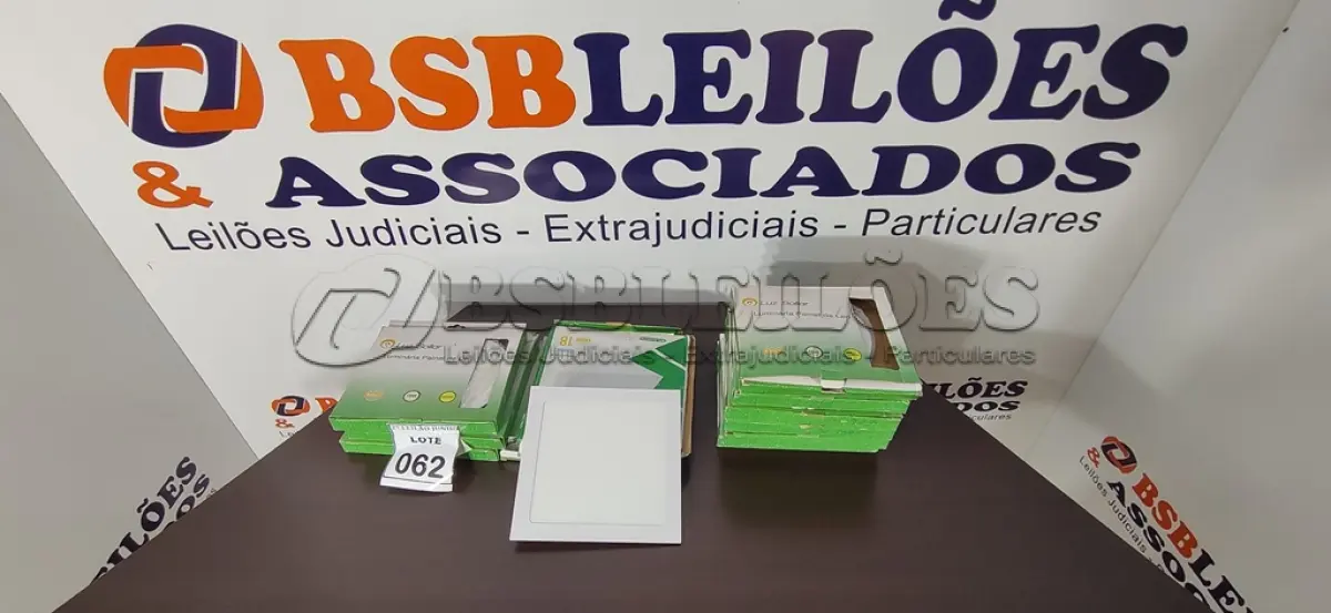 LOTE 062 - 11 LUMINÁRIAS PAINEL DE LED SOLAR. (NO ESTADO) ATENÇÃO! FAZER A VISITAÇÃO ANTES DE ARREMATAR, NÃO SABEMOS SE FUNCIONA, LEILÃO NÃO TEM GARANTIA E NEM DEVOLUÇÃO, SUJEITO A POSSÍVEIS AVARIAS VISÍVEIS/OCULTAS E/OU AUSÊNCIA DE COMPONENTES.