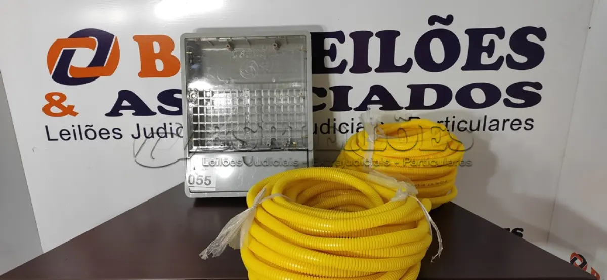 LOTE 055 - 01 CAIXA HIDRÔMETRO E 01 ROLO DE MANGUEIRAS CORRUGADA. (NO ESTADO) ATENÇÃO! FAZER A VISITAÇÃO ANTES DE ARREMATAR, NÃO SABEMOS SE FUNCIONA, LEILÃO NÃO TEM GARANTIA E NEM DEVOLUÇÃO, SUJEITO A POSSÍVEIS AVARIAS VISÍVEIS/OCULTAS E/OU AUSÊNCIA DE COMPONENTES.