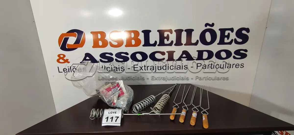 LOTE 117 - 04 ESPETOS DE FERRO, 03 SUPORTES PARA VARA E VÁRIAS TARJETAS E DOBRADIÇAS DIVERSAS. (NO ESTADO) ATENÇÃO! FAZER A VISITAÇÃO ANTES DE ARREMATAR, NÃO SABEMOS SE FUNCIONA, LEILÃO NÃO TEM GARANTIA E NEM DEVOLUÇÃO, SUJEITO A POSSÍVEIS AVARIAS VISÍVEIS/OCULTAS E/OU AUSÊNCIA DE COMPONENTES.