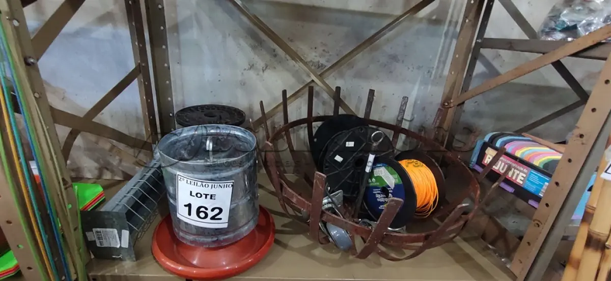 LOTE 162 - 01 FRUTEIRA DE MESA, 02 ROLOS DE MANGUEIRA DE BORRACHA, 01 ROLO DE FIO DE NYLON, 04 RODINHAS DIVERSAS E 02 COMEDORES PARA AVES. (NO ESTADO) ATENÇÃO! FAZER A VISITAÇÃO ANTES DE ARREMATAR, NÃO SABEMOS SE FUNCIONA, LEILÃO NÃO TEM GARANTIA E NEM DEVOLUÇÃO, SUJEITO A POSSÍVEIS AVARIAS VISÍVEIS/OCULTAS E/OU AUSÊNCIA DE COMPONENTES.