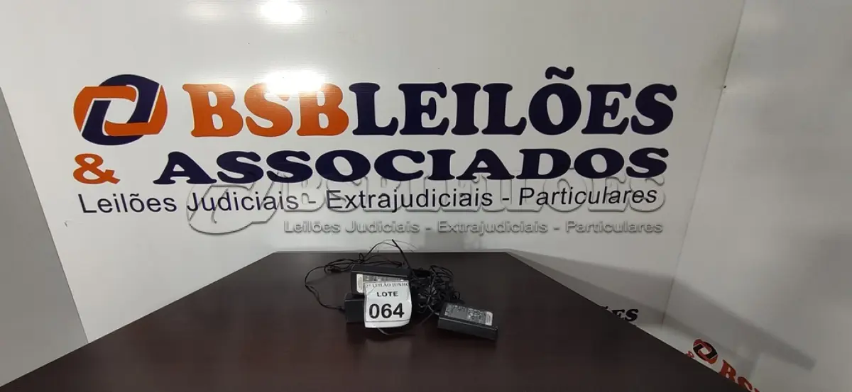 LOTE 064 - 05 FONTES PARA NOTEBOOKS VOLTAGENS DIVERSAS. (NO ESTADO) ATENÇÃO! FAZER A VISITAÇÃO ANTES DE ARREMATAR, NÃO SABEMOS SE FUNCIONA, LEILÃO NÃO TEM GARANTIA E NEM DEVOLUÇÃO, SUJEITO A POSSÍVEIS AVARIAS VISÍVEIS/OCULTAS E/OU AUSÊNCIA DE COMPONENTES.