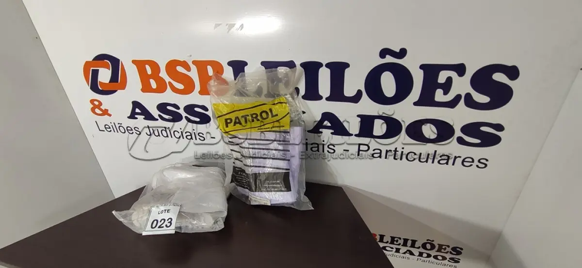 LOTE 023 - 02 PARES DE BOTAS DE BORRACHA NUMERAÇÕES 35 E 38 NA COR BRANCA. (NO ESTADO) ATENÇÃO! FAZER A VISITAÇÃO ANTES DE ARREMATAR, NÃO SABEMOS SE FUNCIONA, LEILÃO NÃO TEM GARANTIA E NEM DEVOLUÇÃO, SUJEITO A POSSÍVEIS AVARIAS VISÍVEIS/OCULTAS E/OU AUSÊNCIA DE COMPONENTES.