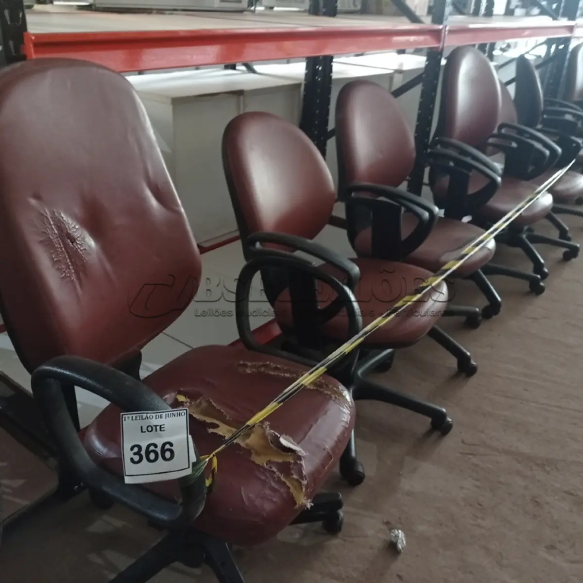 LOTE 366 - 06 CADEIRAS DE ESCRITÓRIO GIRATÓRIAS. (NO ESTADO) ATENÇÃO! FAZER A VISITAÇÃO ANTES DE ARREMATAR, NÃO SABEMOS SE FUNCIONA. LEILÃO NÃO TEM GARANTIA E NEM DEVOLUÇÃO, SUJEITO A POSSÍVEIS AVARIAS VISÍVEIS/OCULTAS E/OU AUSÊNCIA DE COMPONENTES.
