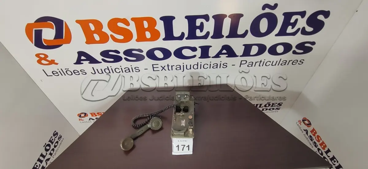 LOTE 171 - 01 TELEFONE ANTIGO. (NO ESTADO) ATENÇÃO! FAZER A VISITAÇÃO ANTES DE ARREMATAR, NÃO SABEMOS SE FUNCIONA, LEILÃO NÃO TEM GARANTIA E NEM DEVOLUÇÃO, SUJEITO A POSSÍVEIS AVARIAS VISÍVEIS/OCULTAS E/OU AUSÊNCIA DE COMPONENTES.