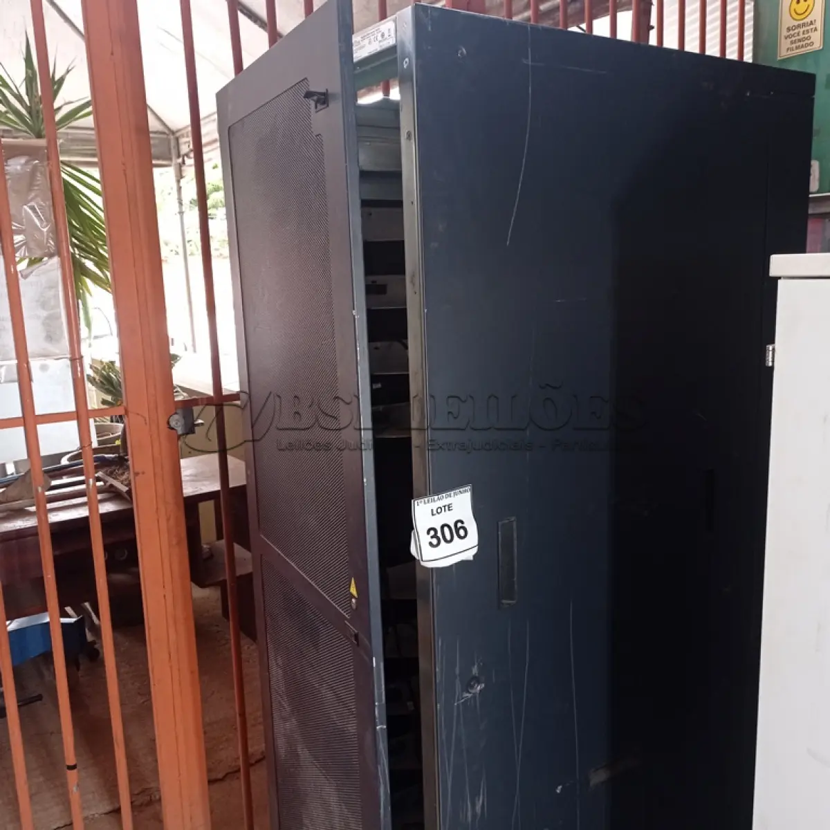 LOTE 306 - 01 RACK DE FERRO. (NO ESTADO) ATENÇÃO! FAZER A VISITAÇÃO ANTES DE ARREMATAR, NÃO SABEMOS SE FUNCIONA, LEILÃO NÃO TEM GARANTIA E NEM DEVOLUÇÃO, SUJEITO A POSSÍVEIS AVARIAS VISÍVEIS/OCULTAS E/OU AUSÊNCIA DE COMPONENTES.