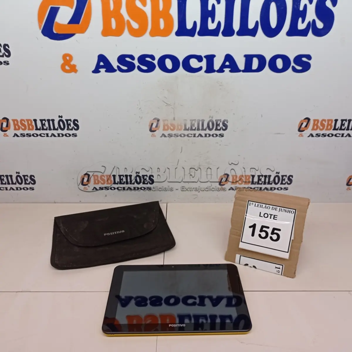 LOTE 155 - 01 TABLET SEM FONTE COM CASE MARCA POSITIVO. (NO ESTADO) ATENÇÃO! FAZER A VISITAÇÃO ANTES DE ARREMATAR, NÃO SABEMOS SE FUNCIONA, LEILÃO NÃO TEM GARANTIA E NEM DEVOLUÇÃO, SUJEITO A POSSÍVEIS AVARIAS VISÍVEIS/OCULTAS E/OU AUSÊNCIA DE COMPONENTES.