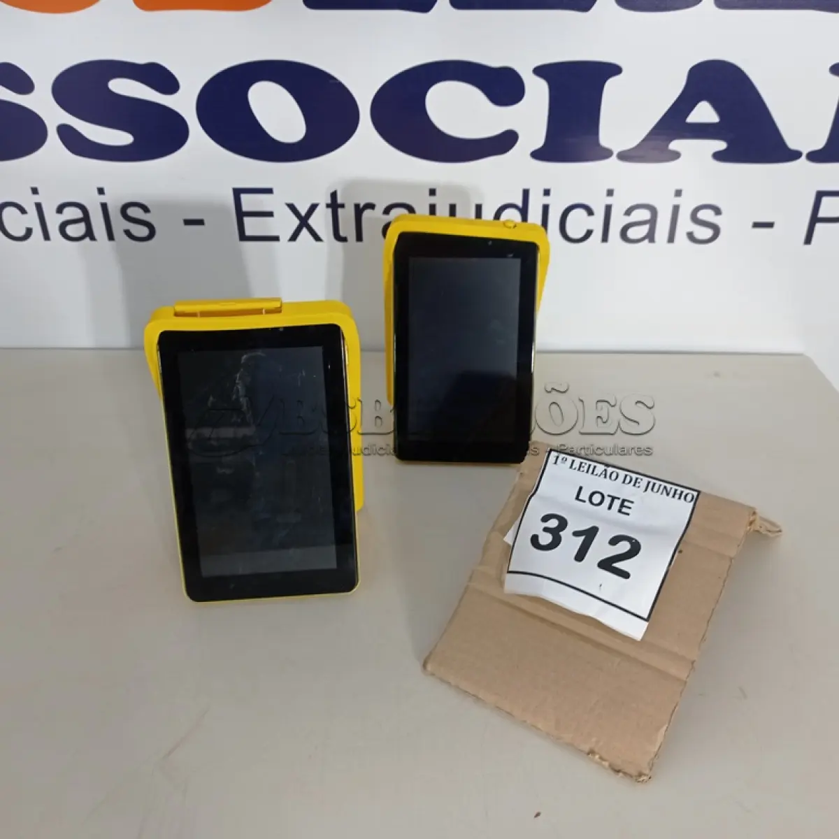 LOTE 312 - 02 TABLETS MARCA CCE. (NO ESTADO) ATENÇÃO! FAZER A VISITAÇÃO ANTES DE ARREMATAR, NÃO SABEMOS SE FUNCIONA, LEILÃO NÃO TEM GARANTIA E NEM DEVOLUÇÃO, SUJEITO A POSSÍVEIS AVARIAS VISÍVEIS/OCULTAS E/OU AUSÊNCIA DE COMPONENTES.
