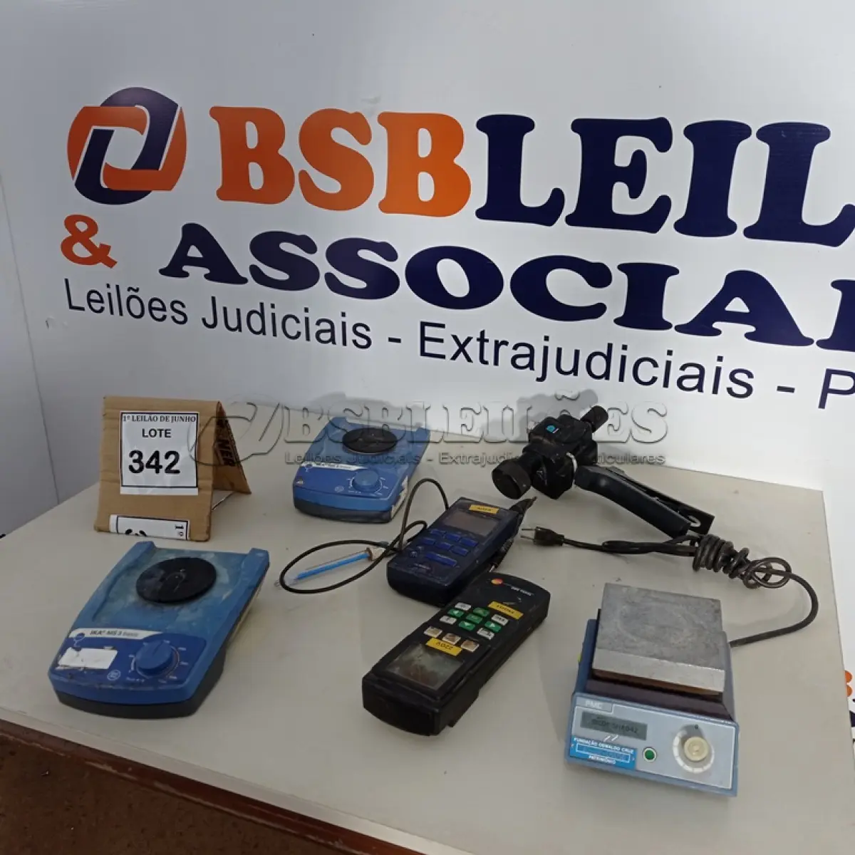 LOTE 342 - 02 AGITADORES DE TUBOS E MICROPLACAS, 01 MEDIDOR DE PH PORTÁTIL, 01 MEDIDOR CLIMÁTICO UNIVERSA, 01 AGITADOR MAGNÉTICO COM AQUECIMENTO E 01 BOMBA DE PRESSÃO MANUAL. (NO ESTADO) ATENÇÃO! FAZER A VISITAÇÃO ANTES DE ARREMATAR, NÃO SABEMOS SE FUNCIONA. LEILÃO NÃO TEM GARANTIA E NEM DEVOLUÇÃO, SUJEITO A POSSÍVEIS AVARIAS VISÍVEIS/OCULTAS E/OU AUSÊNCIA DE COMPONENTES.