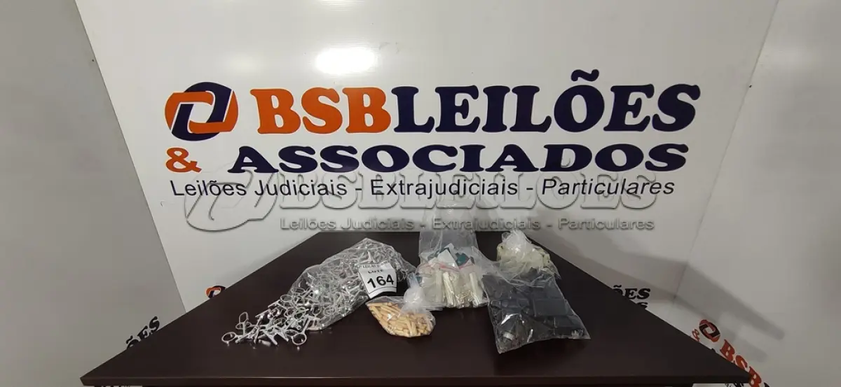 LOTE 164 - 01 LOTE COM ACESSÓRIOS PARA MÓVEIS DIVERSOS. (NO ESTADO) ATENÇÃO! FAZER A VISITAÇÃO ANTES DE ARREMATAR, NÃO SABEMOS SE FUNCIONA, LEILÃO NÃO TEM GARANTIA E NEM DEVOLUÇÃO, SUJEITO A POSSÍVEIS AVARIAS VISÍVEIS/OCULTAS E/OU AUSÊNCIA DE COMPONENTES.