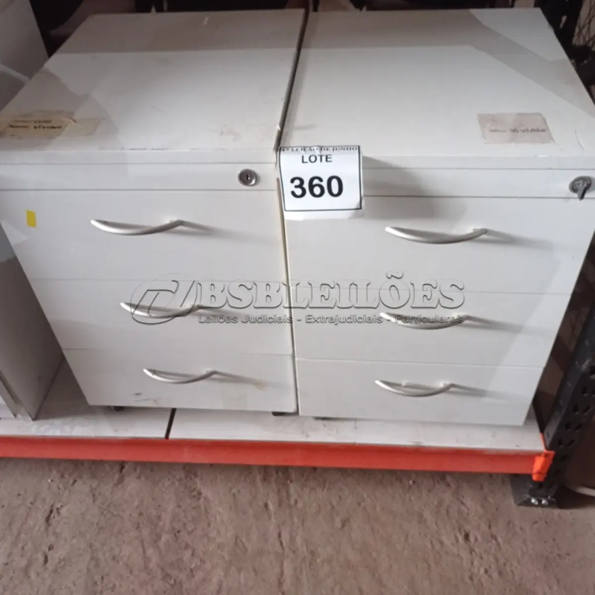 LOTE 360 - 02 GAVETEIROS COM 03 GAVETAS CADA. (NO ESTADO) ATENÇÃO! FAZER A VISITAÇÃO ANTES DE ARREMATAR, NÃO SABEMOS SE FUNCIONA. LEILÃO NÃO TEM GARANTIA E NEM DEVOLUÇÃO, SUJEITO A POSSÍVEIS AVARIAS VISÍVEIS/OCULTAS E/OU AUSÊNCIA DE COMPONENTES.