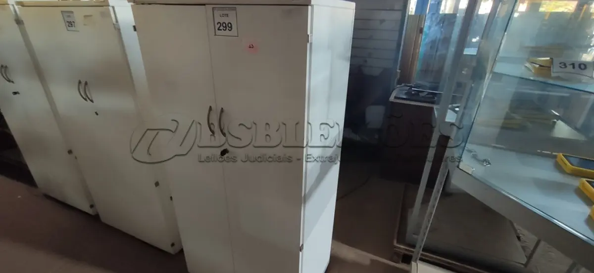 LOTE 299 - 01 ARMÁRIO ALTO PRA ESCRITÓRIO COM 2 PORTAS E 3 COMPARTIMENTOS. (NO ESTADO) ATENÇÃO! FAZER A VISITAÇÃO ANTES DE ARREMATAR, NÃO SABEMOS SE FUNCIONA, LEILÃO NÃO TEM GARANTIA E NEM DEVOLUÇÃO, SUJEITO A POSSÍVEIS AVARIAS VISÍVEIS/OCULTAS E/OU AUSÊNCIA DE COMPONENTES.