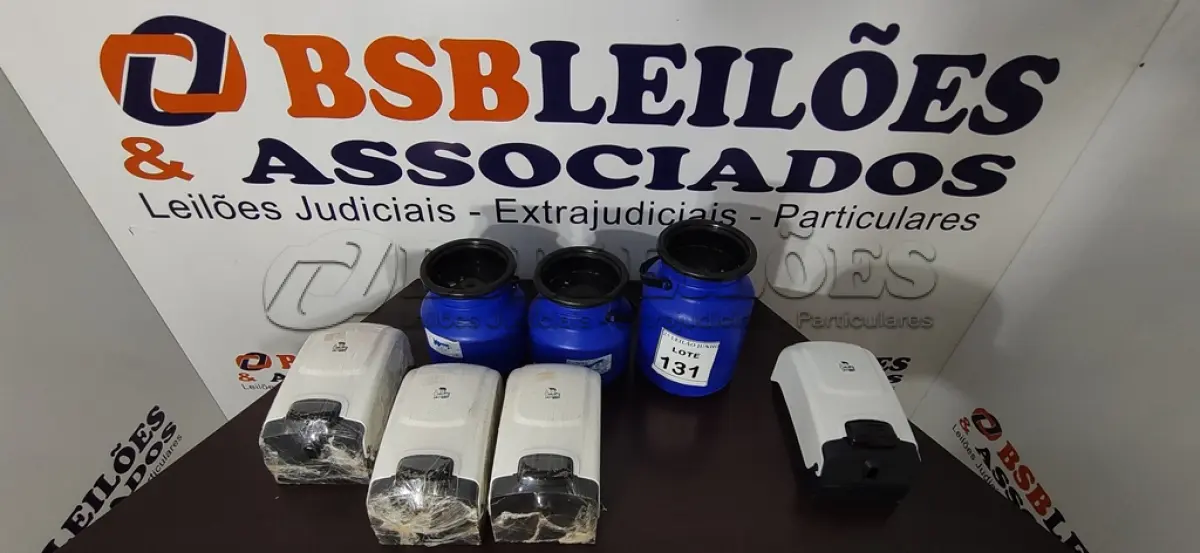LOTE 131 - 04 DISPENSES PARA SABÃO E 03 GALÕES COM TAMPA DE TAMANHOS DIVERSOS. (NO ESTADO) ATENÇÃO! FAZER A VISITAÇÃO ANTES DE ARREMATAR, NÃO SABEMOS SE FUNCIONA, LEILÃO NÃO TEM GARANTIA E NEM DEVOLUÇÃO, SUJEITO A POSSÍVEIS AVARIAS VISÍVEIS/OCULTAS E/OU AUSÊNCIA DE COMPONENTES.