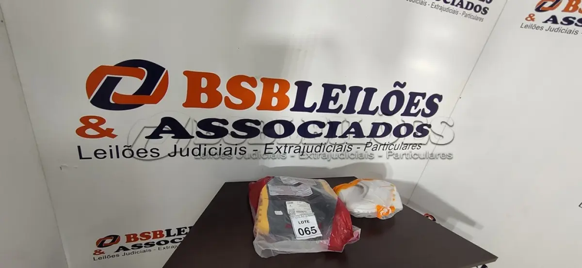 LOTE 065 - 02 PARES DE BOTAS DE BORRACHA NUMERAÇÕES 36 E 39 NAS CORES BRANCO E PRETO. (NO ESTADO) ATENÇÃO! FAZER A VISITAÇÃO ANTES DE ARREMATAR, NÃO SABEMOS SE FUNCIONA, LEILÃO NÃO TEM GARANTIA E NEM DEVOLUÇÃO, SUJEITO A POSSÍVEIS AVARIAS VISÍVEIS/OCULTAS E/OU AUSÊNCIA DE COMPONENTES.