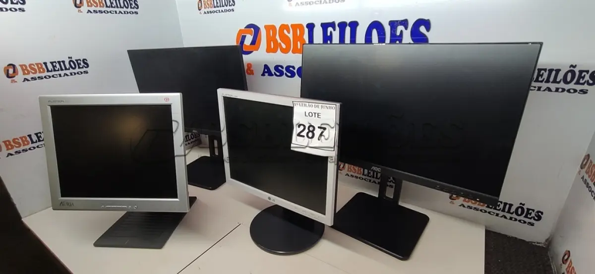 LOTE 287 - 04 MONITORES LCD MARCAS E MODELOS DIVERSOS COM AVARIAS. (NO ESTADO) ATENÇÃO! FAZER A VISITAÇÃO ANTES DE ARREMATAR, NÃO SABEMOS SE FUNCIONA, LEILÃO NÃO TEM GARANTIA E NEM DEVOLUÇÃO, SUJEITO A POSSÍVEIS AVARIAS VISÍVEIS/OCULTAS E/OU AUSÊNCIA DE COMPONENTES.