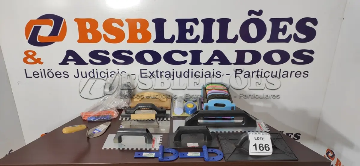 LOTE 166 - 01 LOTE COM 07 DESEMPENADEIRAS MODELOS DIFERENTES, 01 KIT LINHA PEDREIRO GESSEIRO E MATÉRIAS DIVERSOS PARA PEDREIROS. (NO ESTADO) ATENÇÃO! FAZER A VISITAÇÃO ANTES DE ARREMATAR, NÃO SABEMOS SE FUNCIONA, LEILÃO NÃO TEM GARANTIA E NEM DEVOLUÇÃO, SUJEITO A POSSÍVEIS AVARIAS VISÍVEIS/OCULTAS E/OU AUSÊNCIA DE COMPONENTES.