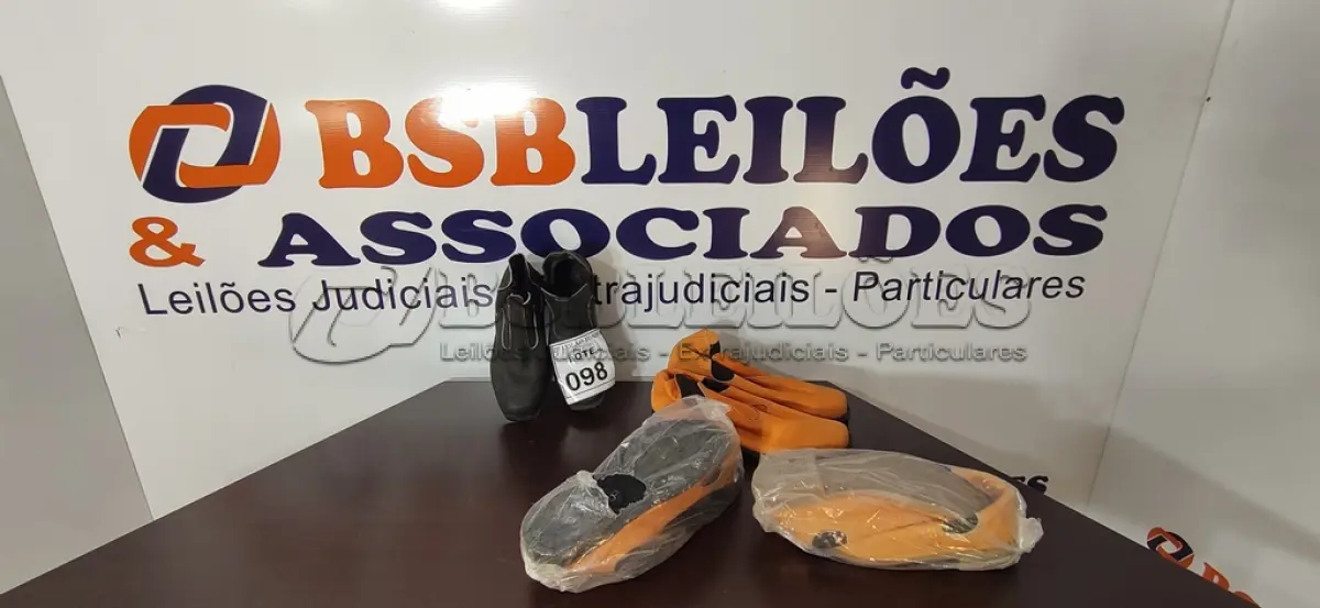 LOTE 098 - 04 PARES DE BOTA DE COURO SINTÉTICO NUMERAÇÕES 38 E 43. (NO ESTADO) ATENÇÃO! FAZER A VISITAÇÃO ANTES DE ARREMATAR, NÃO SABEMOS SE FUNCIONA, LEILÃO NÃO TEM GARANTIA E NEM DEVOLUÇÃO, SUJEITO A POSSÍVEIS AVARIAS VISÍVEIS/OCULTAS E/OU AUSÊNCIA DE COMPONENTES.