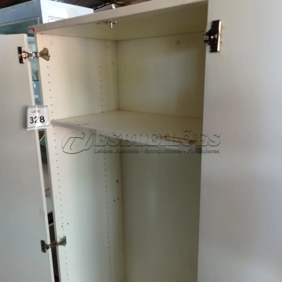 LOTE 328 - 01 ARMÁRIO ALTO PRA ESCRITÓRIO COM 2 PORTAS E 1 COMPARTIMENTO. (NO ESTADO) ATENÇÃO! FAZER A VISITAÇÃO ANTES DE ARREMATAR, NÃO SABEMOS SE FUNCIONA, LEILÃO NÃO TEM GARANTIA E NEM DEVOLUÇÃO, SUJEITO A POSSÍVEIS AVARIAS VISÍVEIS/OCULTAS E/OU AUSÊNCIA DE COMPONENTES.