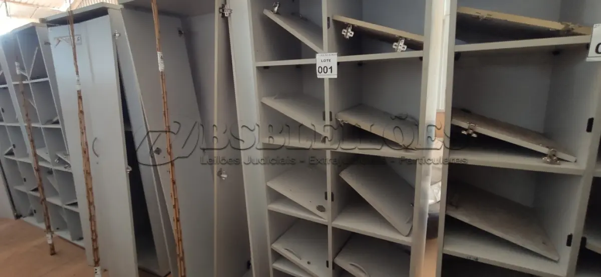 LOTE 001 - 01 ARMÁRIO ALTO PARA ESCRITÓRIO COM 10 PORTAS. (NO ESTADO) ATENÇÃO! FAZER A VISITAÇÃO ANTES DE ARREMATAR, NÃO SABEMOS SE FUNCIONA, LEILÃO NÃO TEM GARANTIA E NEM DEVOLUÇÃO, SUJEITO A POSSÍVEIS AVARIAS VISÍVEIS/OCULTAS E/OU AUSÊNCIA DE COMPONENTES.