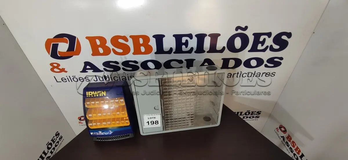 LOTE 198 - 01 CAIXA DE HIDRÔMETRO E 01 EXPOSITOR PARA CHAVES. (NO ESTADO) ATENÇÃO! FAZER A VISITAÇÃO ANTES DE ARREMATAR, NÃO SABEMOS SE FUNCIONA, LEILÃO NÃO TEM GARANTIA E NEM DEVOLUÇÃO, SUJEITO A POSSÍVEIS AVARIAS VISÍVEIS/OCULTAS E/OU AUSÊNCIA DE COMPONENTES.