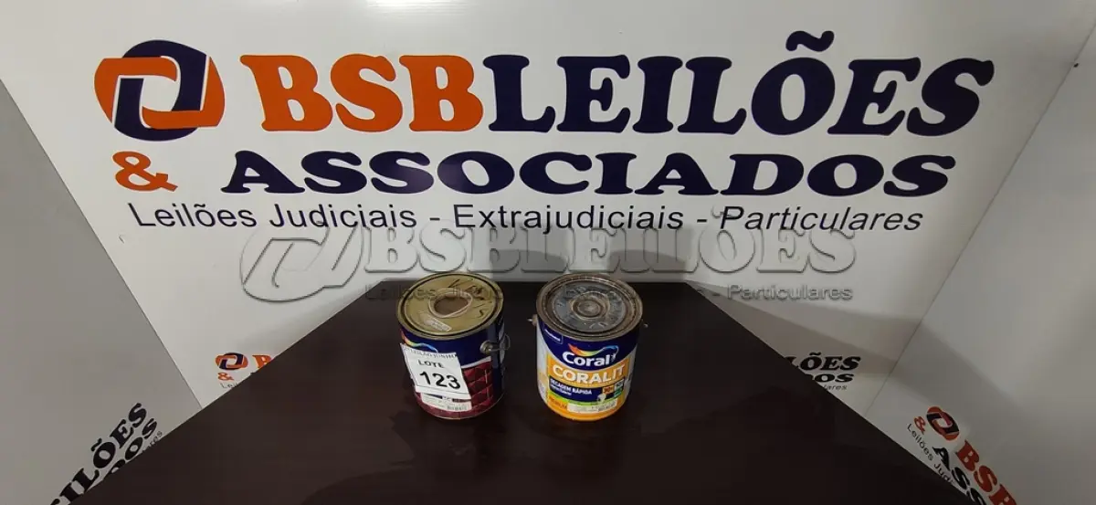 LOTE 123 - 02 LATAS DE TINTA MARCA CORAL PARA ESMALTE SINTÉTICO, MADEIRA E METAL NAS CORES ACETINADO E BRILHANTE COM 3,2L CADA.  (NO ESTADO) ATENÇÃO! FAZER A VISITAÇÃO ANTES DE ARREMATAR, NÃO SABEMOS SE FUNCIONA, LEILÃO NÃO TEM GARANTIA E NEM DEVOLUÇÃO, SUJEITO A POSSÍVEIS AVARIAS VISÍVEIS/OCULTAS E/OU AUSÊNCIA DE COMPONENTES.