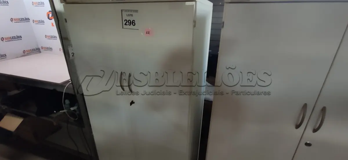 LOTE 296 - 01 ARMÁRIO ALTO PRA ESCRITÓRIO COM 2 PORTAS E 3 COMPARTIMENTOS. (NO ESTADO) ATENÇÃO! FAZER A VISITAÇÃO ANTES DE ARREMATAR, NÃO SABEMOS SE FUNCIONA, LEILÃO NÃO TEM GARANTIA E NEM DEVOLUÇÃO, SUJEITO A POSSÍVEIS AVARIAS VISÍVEIS/OCULTAS E/OU AUSÊNCIA DE COMPONENTES.