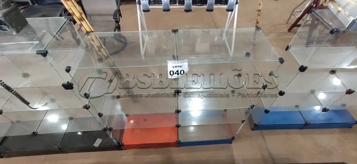 LOTE 040 - 01 VITRINE EXPOSITORA DE VIDRO. (NO ESTADO) ATENÇÃO! FAZER A VISITAÇÃO ANTES DE ARREMATAR, NÃO SABEMOS SE FUNCIONA, LEILÃO NÃO TEM GARANTIA E NEM DEVOLUÇÃO, SUJEITO A POSSÍVEIS AVARIAS VISÍVEIS/OCULTAS E/OU AUSÊNCIA DE COMPONENTES.