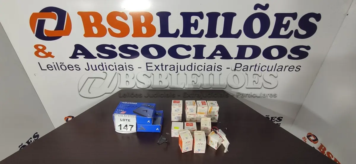 LOTE 147 - 02 CONVERSORES PARA TV E VÁRIAS MINI LÂMPADAS LED. (NO ESTADO) ATENÇÃO! FAZER A VISITAÇÃO ANTES DE ARREMATAR, NÃO SABEMOS SE FUNCIONA, LEILÃO NÃO TEM GARANTIA E NEM DEVOLUÇÃO, SUJEITO A POSSÍVEIS AVARIAS VISÍVEIS/OCULTAS E/OU AUSÊNCIA DE COMPONENTES.