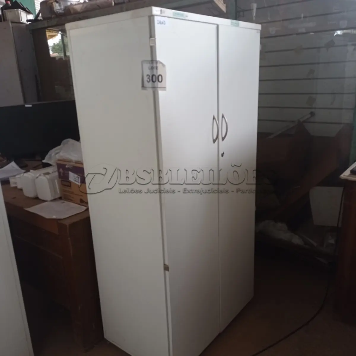 LOTE 300 - 01 ARMÁRIO ALTO PRA ESCRITÓRIO COM 2 PORTAS E 3 COMPARTIMENTOS. (NO ESTADO) ATENÇÃO! FAZER A VISITAÇÃO ANTES DE ARREMATAR, NÃO SABEMOS SE FUNCIONA, LEILÃO NÃO TEM GARANTIA E NEM DEVOLUÇÃO, SUJEITO A POSSÍVEIS AVARIAS VISÍVEIS/OCULTAS E/OU AUSÊNCIA DE COMPONENTES.