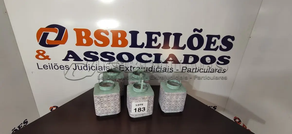 LOTE 183 - 05 VASOS ZARA HOME DECORATIVA. (NO ESTADO) ATENÇÃO! FAZER A VISITAÇÃO ANTES DE ARREMATAR, NÃO SABEMOS SE FUNCIONA, LEILÃO NÃO TEM GARANTIA E NEM DEVOLUÇÃO, SUJEITO A POSSÍVEIS AVARIAS VISÍVEIS/OCULTAS E/OU AUSÊNCIA DE COMPONENTES.