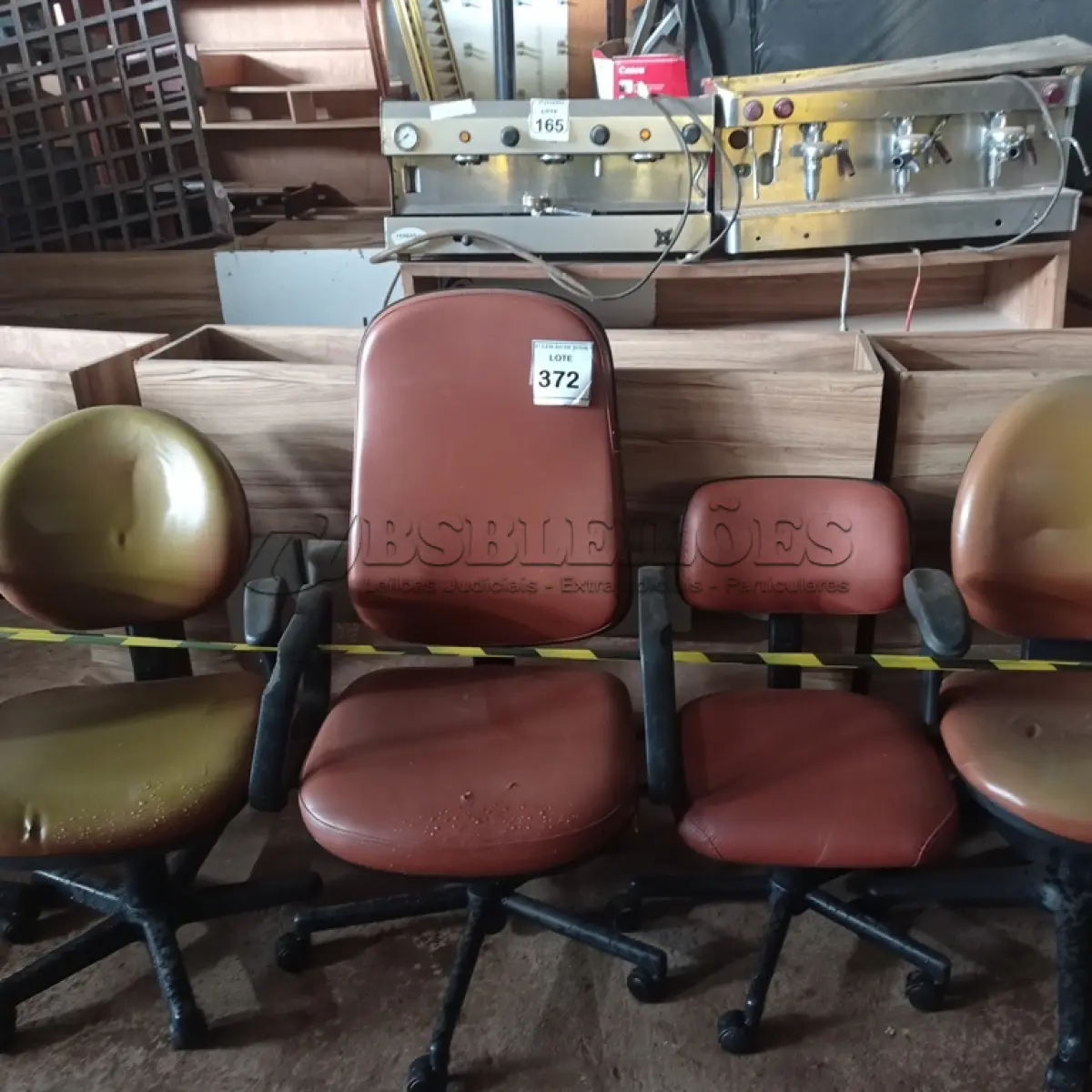 LOTE 372 - 06 CADEIRAS PARA ESCRITÓRIO GIRATÓRIAS. (NO ESTADO) ATENÇÃO! FAZER A VISITAÇÃO ANTES DE ARREMATAR, NÃO SABEMOS SE FUNCIONA. LEILÃO NÃO TEM GARANTIA E NEM DEVOLUÇÃO, SUJEITO A POSSÍVEIS AVARIAS VISÍVEIS/OCULTAS E/OU AUSÊNCIA DE COMPONENTES.