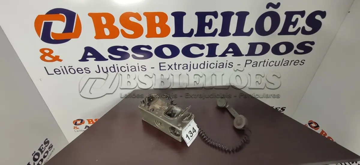 LOTE 134 - 01 TELEFONE ANTIGO. (NO ESTADO) ATENÇÃO! FAZER A VISITAÇÃO ANTES DE ARREMATAR, NÃO SABEMOS SE FUNCIONA, LEILÃO NÃO TEM GARANTIA E NEM DEVOLUÇÃO, SUJEITO A POSSÍVEIS AVARIAS VISÍVEIS/OCULTAS E/OU AUSÊNCIA DE COMPONENTES.