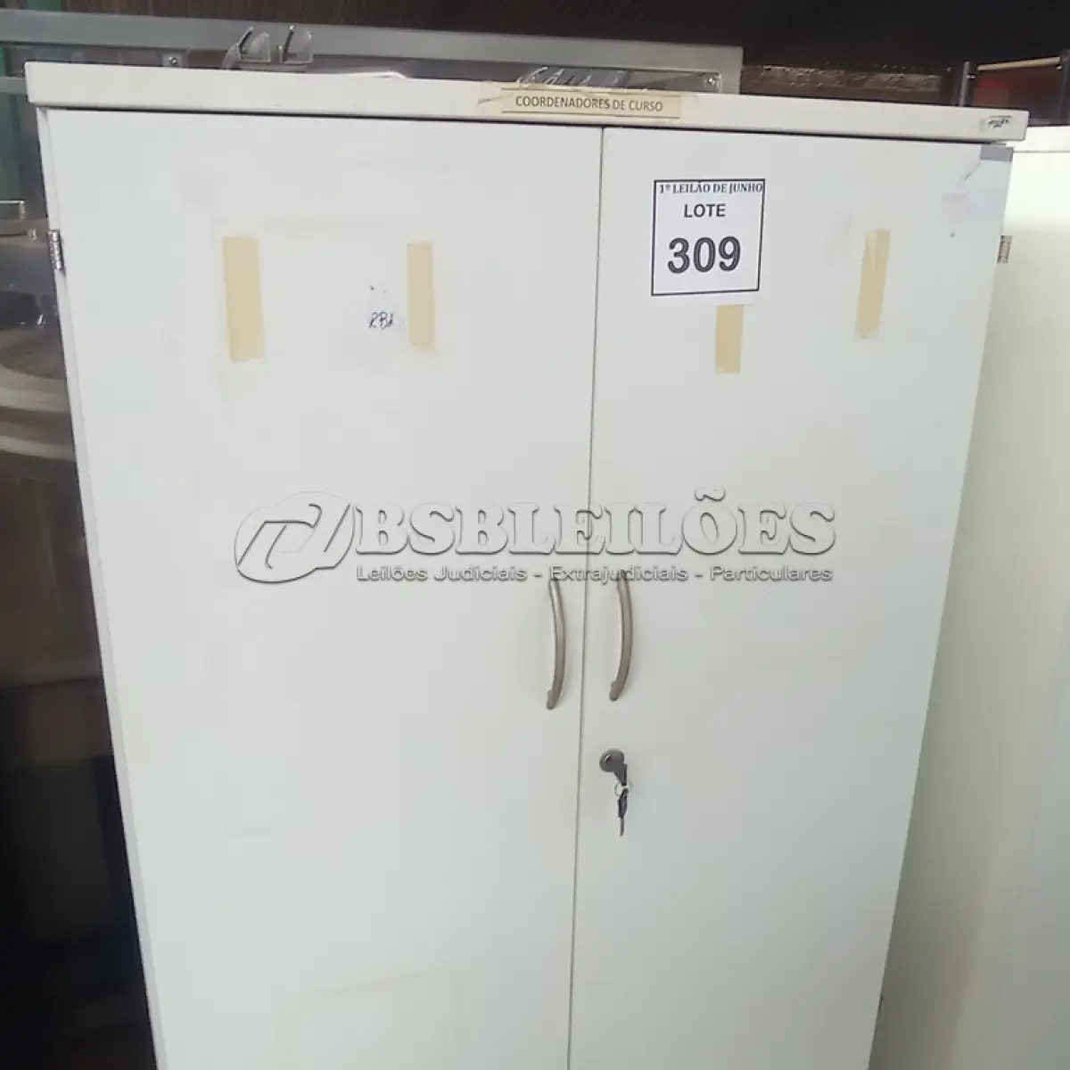 LOTE 309 - 01 ARMÁRIO ALTO PRA ESCRITÓRIO COM 2 PORTAS E 3 COMPARTIMENTOS. (NO ESTADO) ATENÇÃO! FAZER A VISITAÇÃO ANTES DE ARREMATAR, NÃO SABEMOS SE FUNCIONA, LEILÃO NÃO TEM GARANTIA E NEM DEVOLUÇÃO, SUJEITO A POSSÍVEIS AVARIAS VISÍVEIS/OCULTAS E/OU AUSÊNCIA DE COMPONENTES.