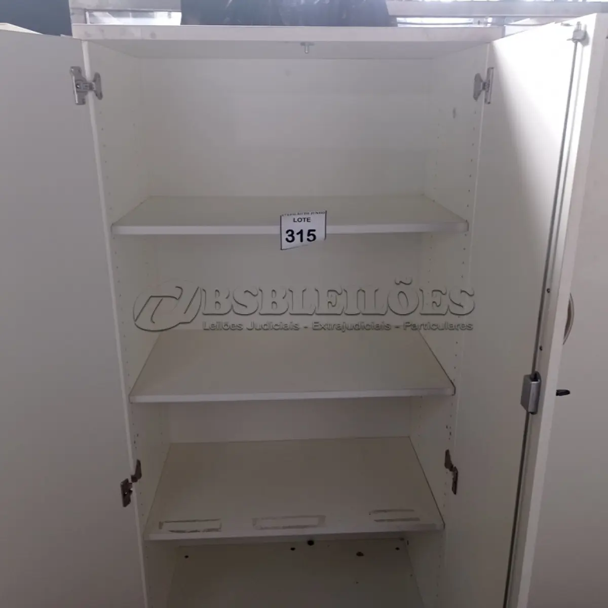 LOTE 315 - 01 ARMÁRIO ALTO PRA ESCRITÓRIO COM 2 PORTAS E 3 COMPARTIMENTOS. (NO ESTADO) ATENÇÃO! FAZER A VISITAÇÃO ANTES DE ARREMATAR, NÃO SABEMOS SE FUNCIONA, LEILÃO NÃO TEM GARANTIA E NEM DEVOLUÇÃO, SUJEITO A POSSÍVEIS AVARIAS VISÍVEIS/OCULTAS E/OU AUSÊNCIA DE COMPONENTES.