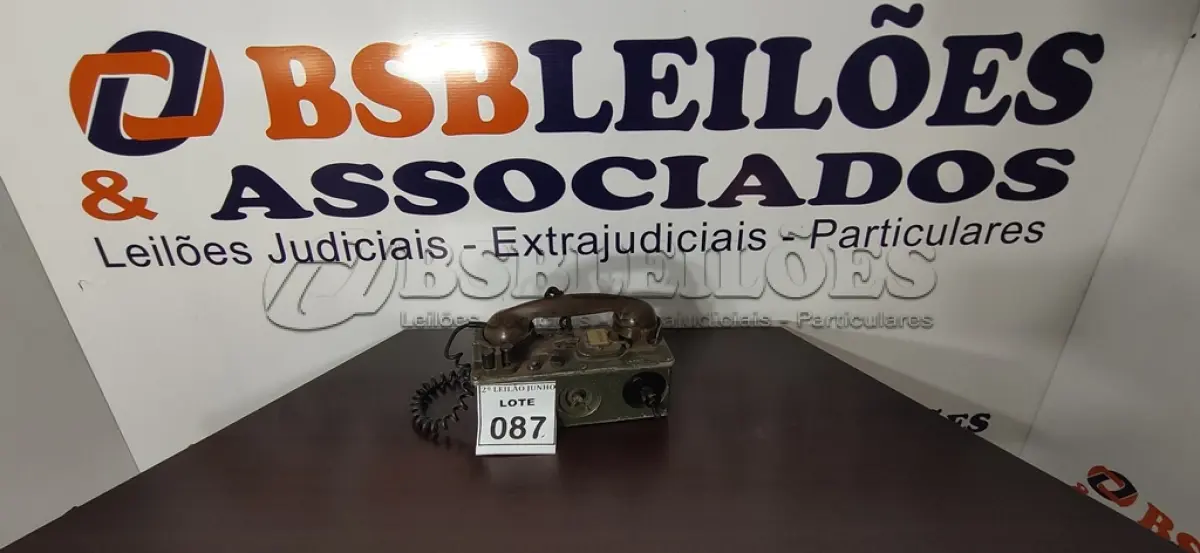 LOTE 087 - 01 TELEFONE ANTIGO. (NO ESTADO) ATENÇÃO! FAZER A VISITAÇÃO ANTES DE ARREMATAR, NÃO SABEMOS SE FUNCIONA, LEILÃO NÃO TEM GARANTIA E NEM DEVOLUÇÃO, SUJEITO A POSSÍVEIS AVARIAS VISÍVEIS/OCULTAS E/OU AUSÊNCIA DE COMPONENTES.